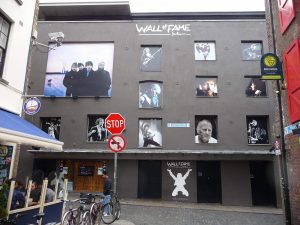 City of Dublin: Auch hier muss eine Wand für eine Liebeserklärung an die (irische) Musik herhalten. Foto: Grimm