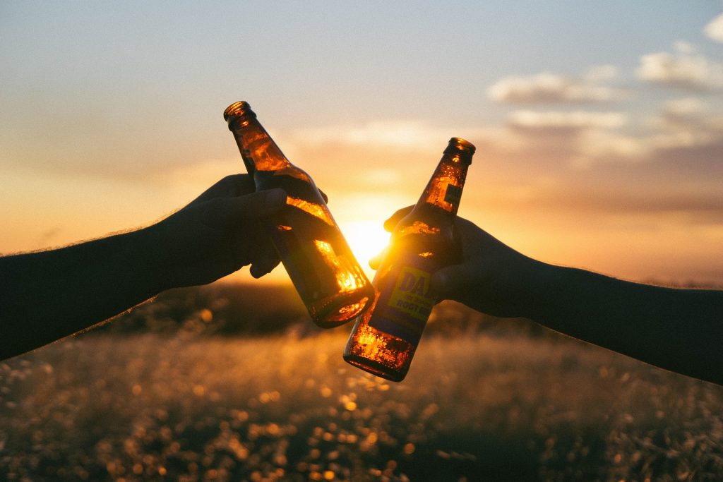 „Es gibt gute Gründe für noch mehr Bier und Wein – Kommt Freunde, lasst mich nicht allein“. Foto: Pixabay