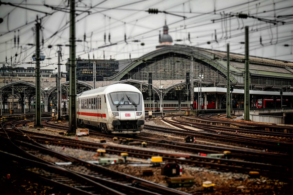 „Der Zug verlässt Köln, hat Fahrt aufgenommen ...“   Foto: Pixabay